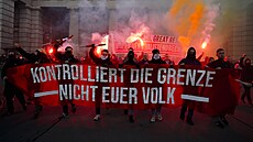 Nkteí demonstranti ve Vídni vyuili i pyrotechniku k protestu proti...