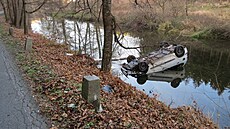 Mezi Lo�ticemi a Je�maní skon�ilo po nehod� osobní auto i �idi�kou na st�e�e v...