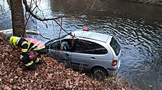 Mezi Lošticemi a Jeřmaní skončilo po nehodě osobní auto i řidičkou na střeše v...