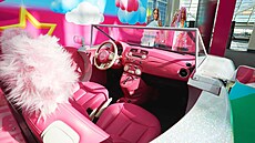 Interiér Fiatu 500e si vyžádal litry růžové barvy.