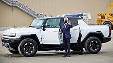Americký prezident Joe Biden se krátce svezl s novým modelem GMC Hummer EV.