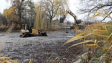 Po dn rybníka v baantnici v Cítolibech jezdí v tchto dnech buldozer a ped...