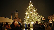 Na Staroměstském náměstí se rozsvítil vánoční stromek. (26. listopadu 2021) | na serveru Lidovky.cz | aktuální zprávy