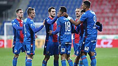 Fotbalisté Plzně se radují z gólu Jhona Mosquery.