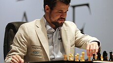 Magnus Carlsen během druhé partie o titul šachového mistra světa s Janem...