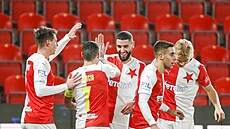 Fotbalisté Slavie se radují z gólu, který vst�elil Aiham Ousou (uprost�ed).