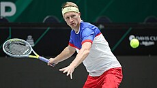 Zdenk Kolá hraje forhend ped startem finálového turnaje Davis Cupu.