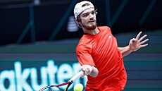 Tomáš Macháč hraje forhend v utkání Davis Cupu v Innsbrucku.
