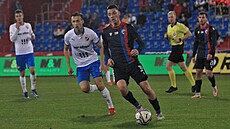 Hrái FC Baník Ostrava a FC Viktoria Plze bhem utkání v rámci 15. kola...
