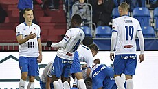 Hrái Baníku Ostrava se radují z druhého gólu bhem utkání s FC Viktorií Plze