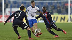 Hrái FC Baník Ostrava a FC Viktoria Plze bhem utkání v rámci 15. kola...