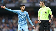 Joao Cancelo z Manchesteru City diskutuje s rozhod�ím b�hem zápasu proti...