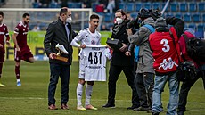 Záložník Slovácka Milan Petržela dostává památeční dres za 437 odehraných...