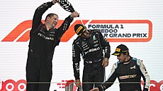 Lewis Hamilton (uprostřed) se raduje se svým týmovým kolegou z Mercedu z...