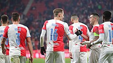 Hráči pražské Slavie se radují z gólu během utkání s FK Jablonec v rámci 15....