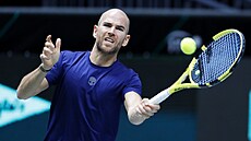 Francouz Adrian Mannarino v zápase proti Janu Veselému p�i tenisovém Davis Cupu
