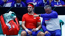 Jií Veselý nabírá síly do dalího prbhu zápasu Davis Cupu s Francouzem...