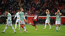 Hrái Celticu smutní po brance Moussy Diabyho (uprosted) z klubu Bayer...