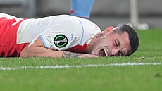 Nico Stanciu (Slavia) skonil na zemi po faulu jednoho z hrái Feyenoordu...