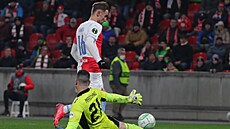 KLIKA A GÓL. Jan Kuchta obchází brankáe Feyenoordu Ofira Marciana a dává gól...