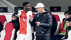 Jindich Trpiovský úkoluje Ibrahima Traorého ped píchodem na hit.