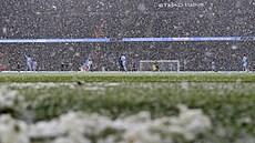 Pohled na zasněžené hřiště stadionu Etihad, kde hraje domácí zápasy Manchester...
