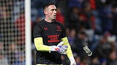 Gólman Allan McGregor z Rangers se rozcviuje ped domácím utkáním se Spartou.