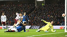 Branká� Allan McGregor (Rangers) zasahuje b�hem domácího st�etnutí se Spartou.