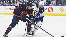 Leon Draisaitl b�hem utkání proti Winnipegu.