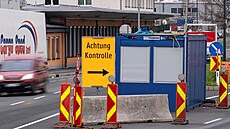 Značka na rakousko-německých hranicích upozorňuje řidiče na nutnost kontroly.... | na serveru Lidovky.cz | aktuální zprávy