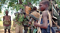 Africký dětský bojovník se samopalem v ruce. Súdánská lidová osvobozenecká...