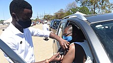 Řidič dostává injekci na jedné z „drive-thru“ vakcinačních stanic v Gaborone v...
