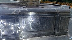 Osv�tlená ka�na po �ád�ní vandala.