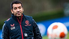 Nizozemský kou� Giovanni van Bronckhorst na tréninku skotských Rangers.