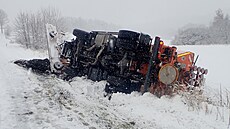 Na Bruntálsku havaroval sypa. Sjel z vozovky a zstal leet na boku, vytáhnout...