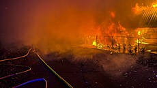 Hašení požáru mobilního domku v Paskově