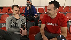 Bratrské duo Boha�ík� s noviná�i p�ed za�átkem kvalifikace na MS 2023. Vlevo...