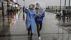 Lidé v tureckém Istanbulu utíkají před silným větrem a deštěm. (29. listopadu...