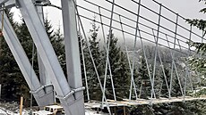 Most, který váží více než 400 tun, bude držet ocelová kotvící konstrukce na...