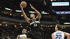 Janis Adetokunbo z Milwaukee zakonuje v utkání proti Orlandu.