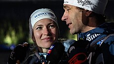 Ole Einar Björndalen s Darjou Domra�evovou v obklí�ení �urnalist�.