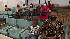 Jihoafriané se nechávají okovat proti koronaviru na pedmstí Johannesburgu....