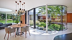 U domu vzniklo organické atrium, které se vlévá do interiéru a vytváří tím...