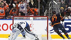 Connor McDavid  z Edmontonu se raduje poté, co p�ekonal branká�e Connora...
