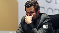 Norský šachista Magnus Carlsen v duelu s ruským soupeřem Janem Něpomňaščim.