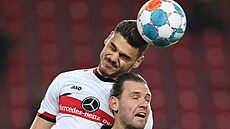 Souboj Konstantinose Mavropanose (vlevo) ze Stuttgartu s Ádámem Szalaiem z...