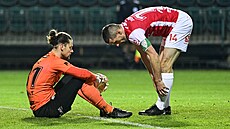 Branká� Pardubic Marek Bohá� a obránce Jan Je�ábek (vpravo) po inkasovaném gólu.