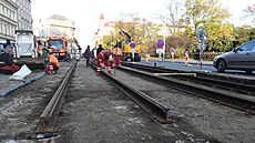 Stavbai pokraují s obnovou historických kolejí v praské Opletalov ulici,...