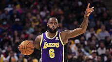 LeBron James z Los Angeles Lakers řídí hru Detroit Pistons.