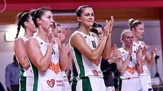 Basketbalistky Žabin slaví výhru. S číslem 10 Eliška Hamzová.
